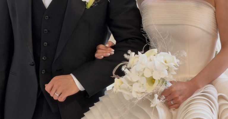 Idol-Actor Couple Tie The Knot With Beautiful Wedding Ceremony缩略图
