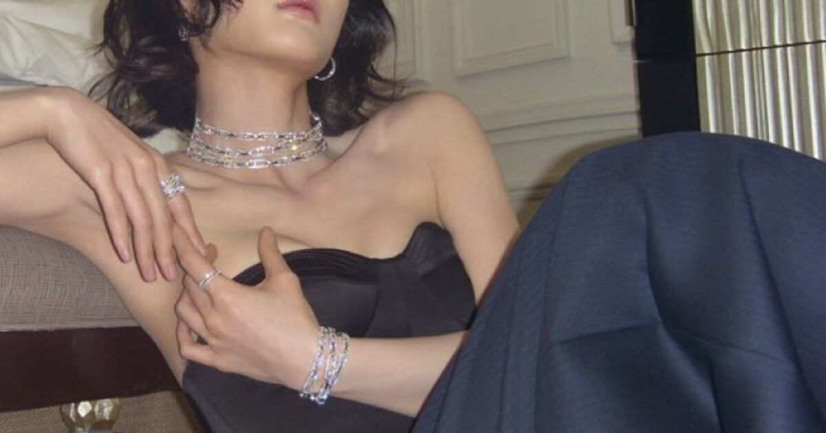 Popular Actress Surprises With Glamorous Figure In Tube Top Dress缩略图