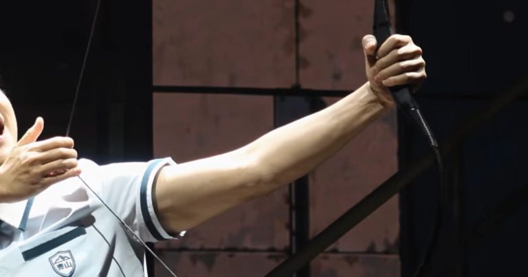 Musical Actor Accidentally Shoots Arrow Into Audience, Striking Four Theatergoers缩略图